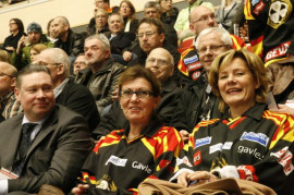 Christer Simrén, Ragnwi Marcelind och Maria Larsson kollar på hockey