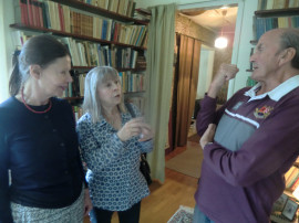 Lena Bergkvist och Simone Stenberg (f Byman) Pratar minnen med Gejje Persson