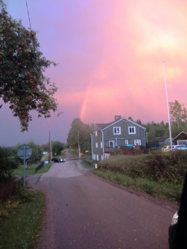 En kraftig åskby och ett ösregn avslutades med en praktfull regnbåge över huset vi bodde i och där Otto och Anna Edlund drev affär